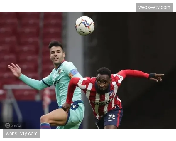 马竞客场失利复盘：三中卫体系边路防守宽度不足